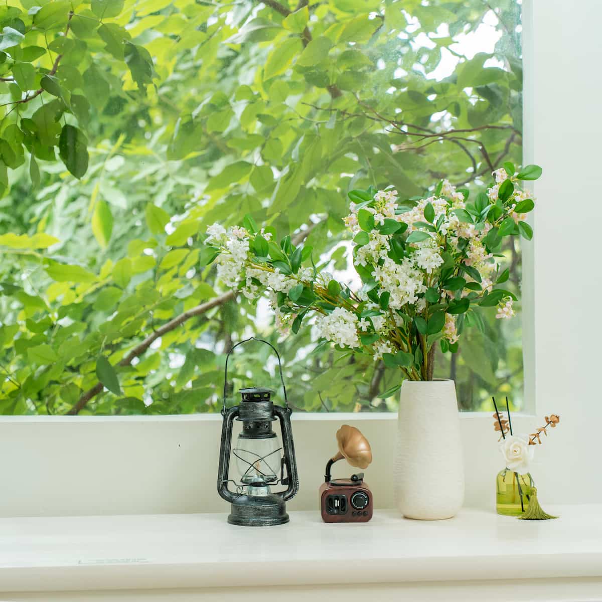 Room 1 - Đèn dầu cổ và bình hoa bên cửa sổ